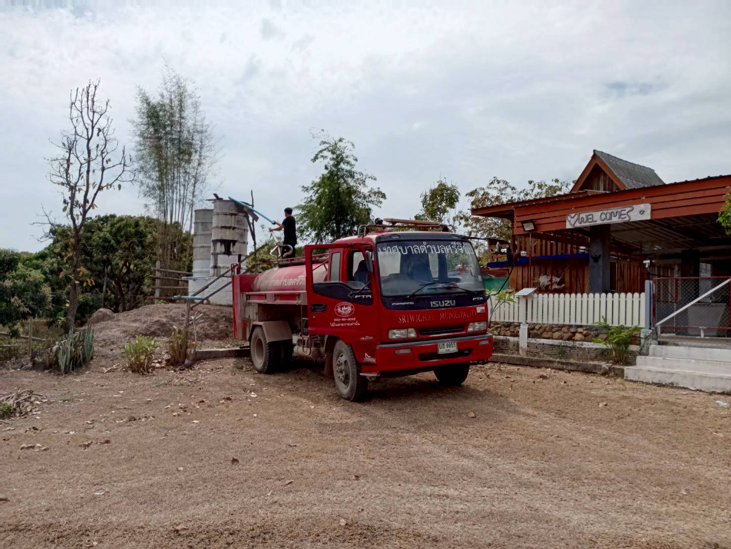 นายประเวศน์ พรมยืน นายกเทศมนตรีเทศบาลตำบลศรีวิชัย  ได้มอบหมายให้เจ้าหน้าที่สำนักปลัดงานป้องกันและบรรเทาสาธารณภัย