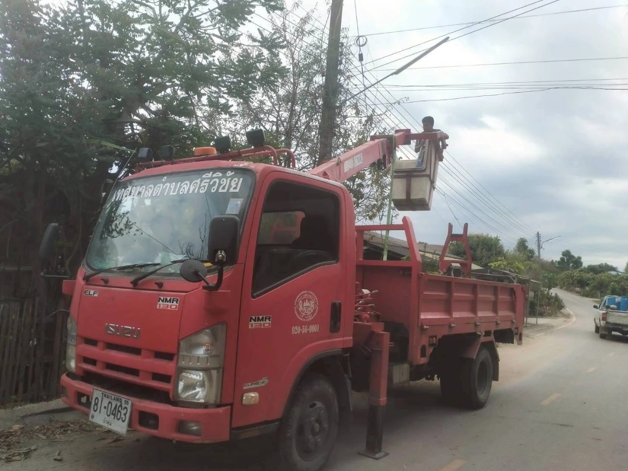 ลงพื้นที่ดำเนินการซ่อมแซมไฟส่องสว่างทางให้ประชาชนในเขตพื้นที่ หมู่ที่ 3และหมู่ที่5 ตำบลศรีวิชัย