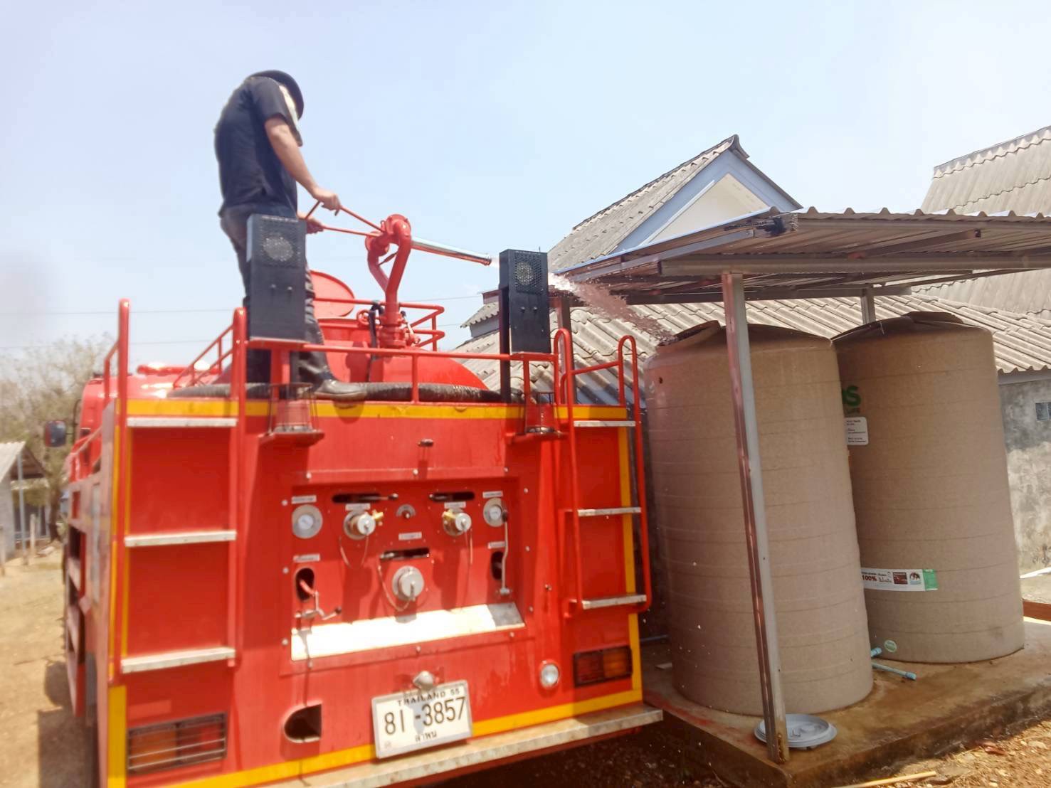 เจ้าหน้าที่สำนักปลัดงานป้องกันและบรรเทาสาธารณภัยบริการส่งน้ำอุปโภค