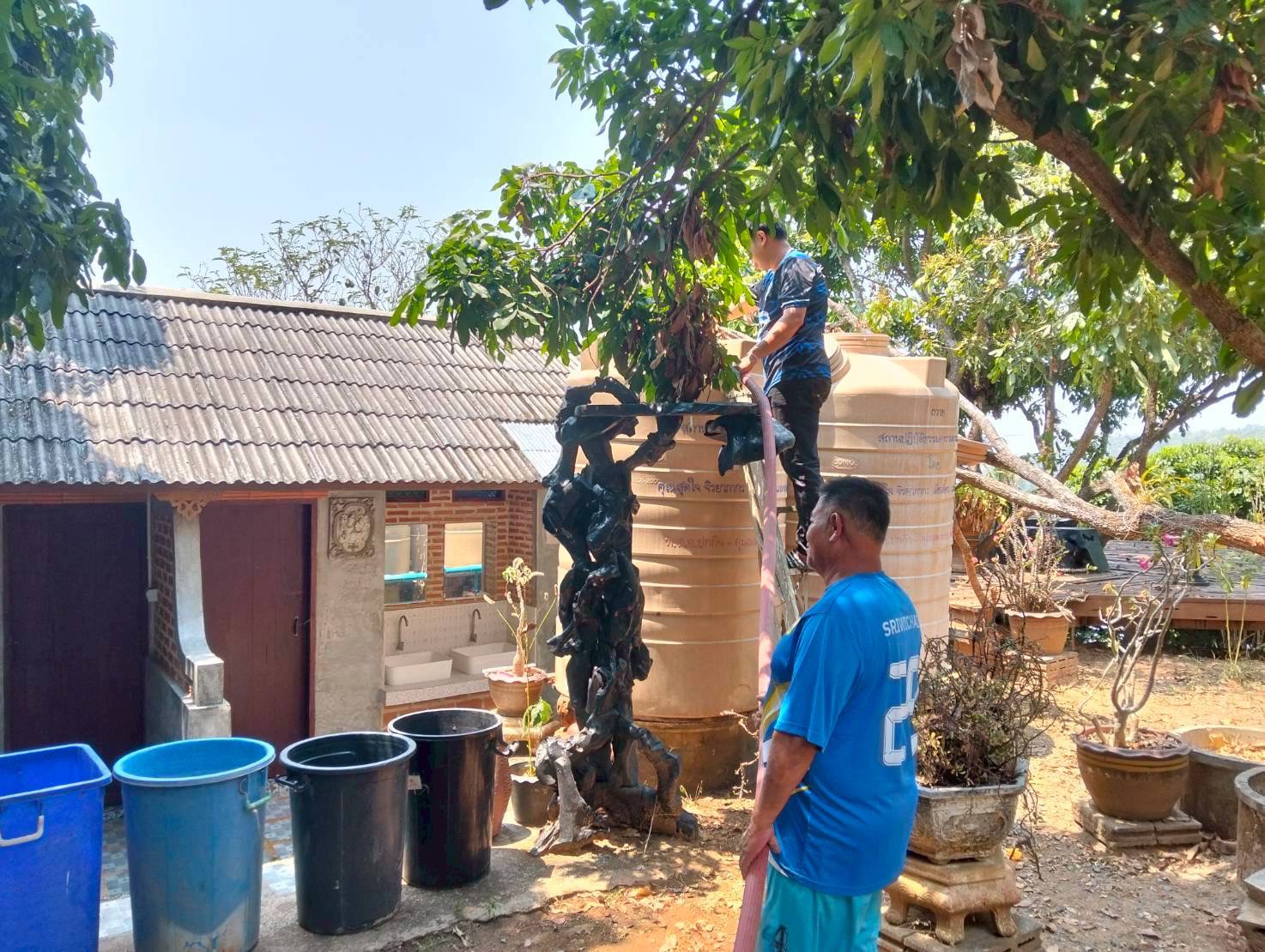 เจ้าหน้าที่สำนักปลัดงานป้องกันและบรรเทาสาธารณภัยบริการส่งน้ำอุปโภค