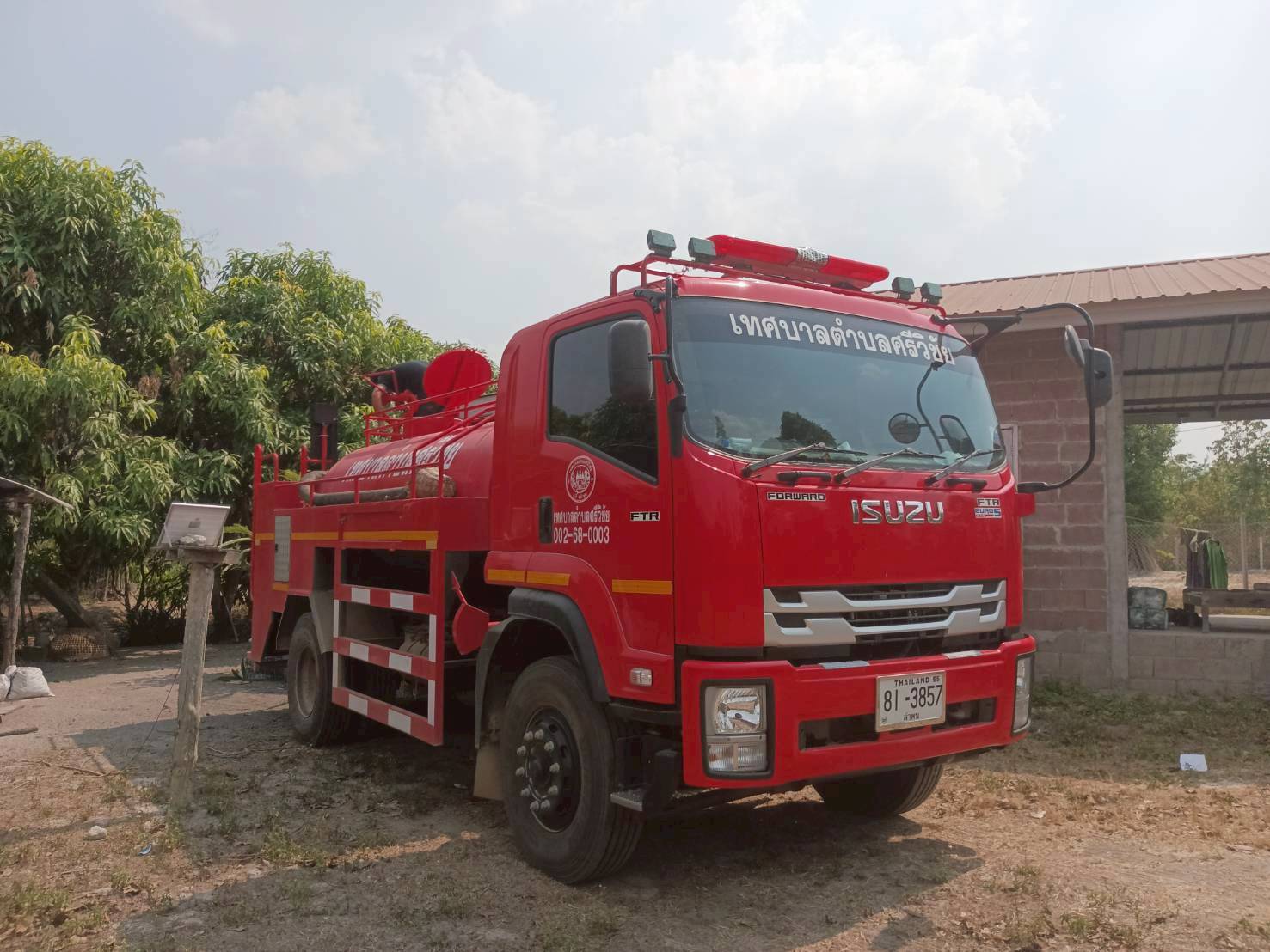 เจ้าหน้าที่สำนักปลัดงานป้องกันและบรรเทาสาธารณภัยบริการส่งน้ำอุปโภค