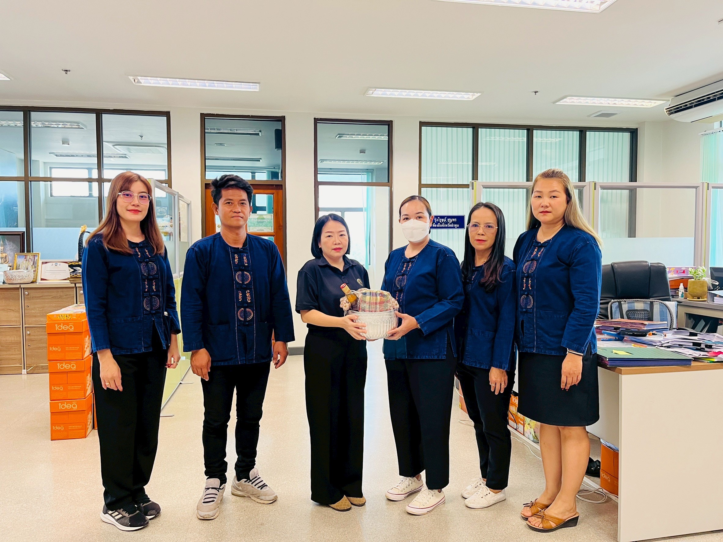 เทศบาลตำบลศรีวิชัย ร่วมรดน้ำดำหัวผู้บริหารจังหวัดลำพูนและท้องถิ่นจังหวัด เนื่องในเทศกาลสงกรานต์หรือวันปี๋ใหม่เมือง