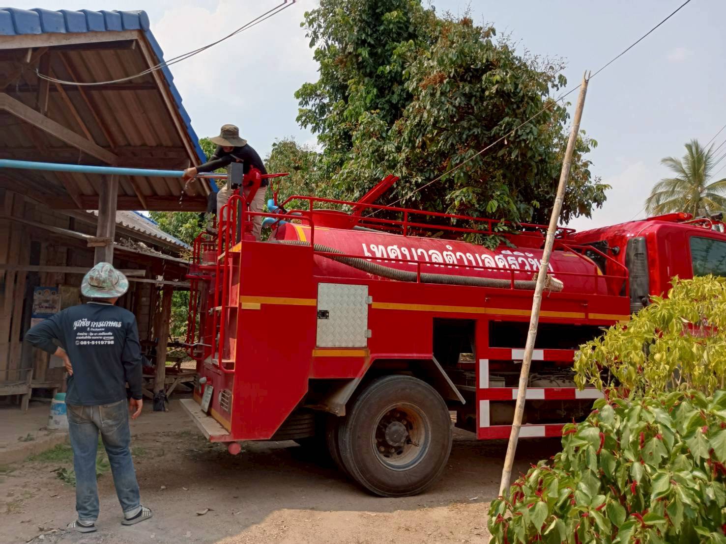 เจ้าหน้าที่สำนักปลัดงานป้องกันและบรรเทาสาธารณภัยบริการส่งน้ำอุปโภค