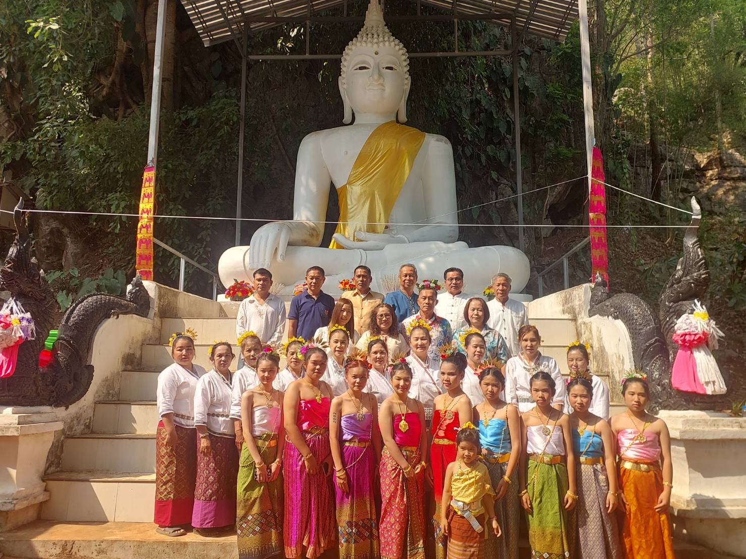 💦🙏เทศบาลตำบลศรีวิชัย ร่วมประเพณีสรงน้ำพระพุทธรูป  วัดถ้ำบ้านแม่จ๋อง 🙏💦