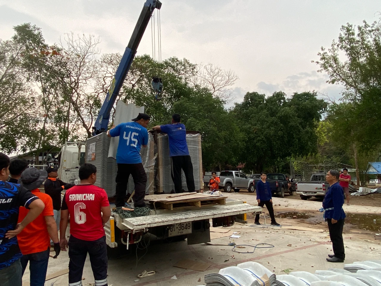 มอบกระเบื้องมุงหลังคา และสังกะสี ให้แก่ประชาชนในหมู่ที่ 10 หมู่ที่ 11 หมู่ที่ 12 และหมู่ที่ 6