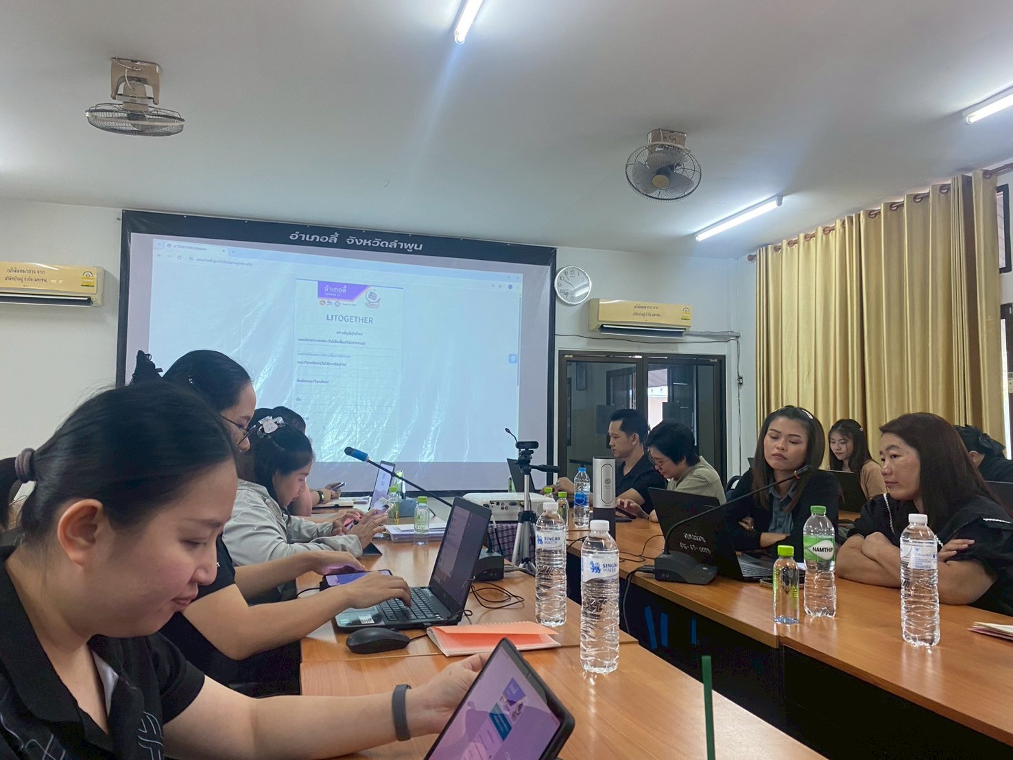 เจ้าหน้าที่สำนักปลัด เข้าร่วมประชุมแนะนำและชี้แจงการเข้าใช้ชุดข้อมูล Application Li Together สำหรับระบบงานสารบรรณ (e-sarabun) ศูนย์ข้อมูลรวมอำเภอลี้