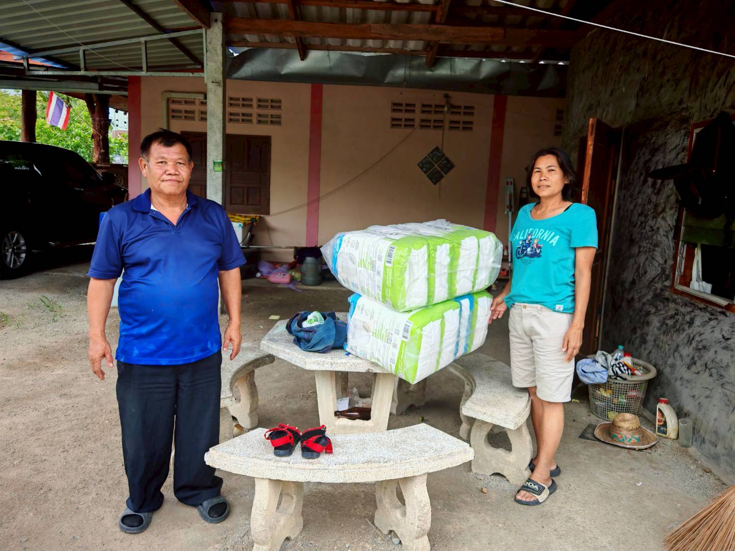 เจ้าหน้าที่กองสาธารณสุขและสิ่งแวดล้อม ลงพื้นที่มอบผ้าอ้อมผู้ใหญ่ให้กับผู้มีภาวะพึ่ง
