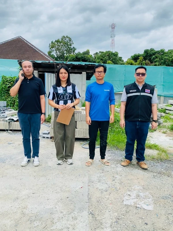 ลงพื้นที่ตรวจสอบพบว่าผู้ประกอบการฯ ได้ดำเนินการก่อสร้างกำแพงบล็อคคอนกรีตตลอดแนวรั้ว ติดตั้งตาข่ายกันฝุ่น และรางระบายน้ำฝน ป้องกันเหตุรำคาญที่เกิดขึ้นเป็นที่เรียบร้อยณ หมู่ที่ 3