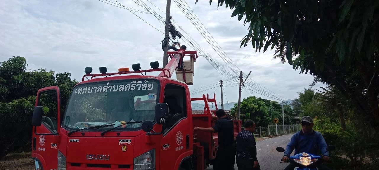 เจ้าหน้าที่กองช่างออกบริการประชาชนเพื่อซ่อมแซมเสียงตามสายประจำหมู่บ้าน บริเวณเขตพื้นที่ บ้านบารมีศรีวิชัย ม.13