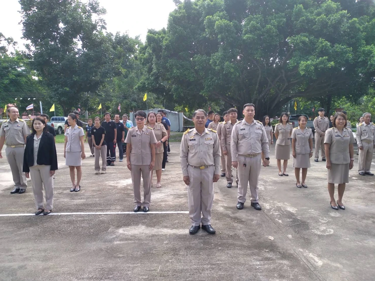 ทต.ศรีวิชัย ดำเนินกิจกรรม เข้าแถวเคารพธงชาติ สร้างความจงรักภักดีต่อสถาบันชาติ ศาสนา และพระมหากษัตริย์