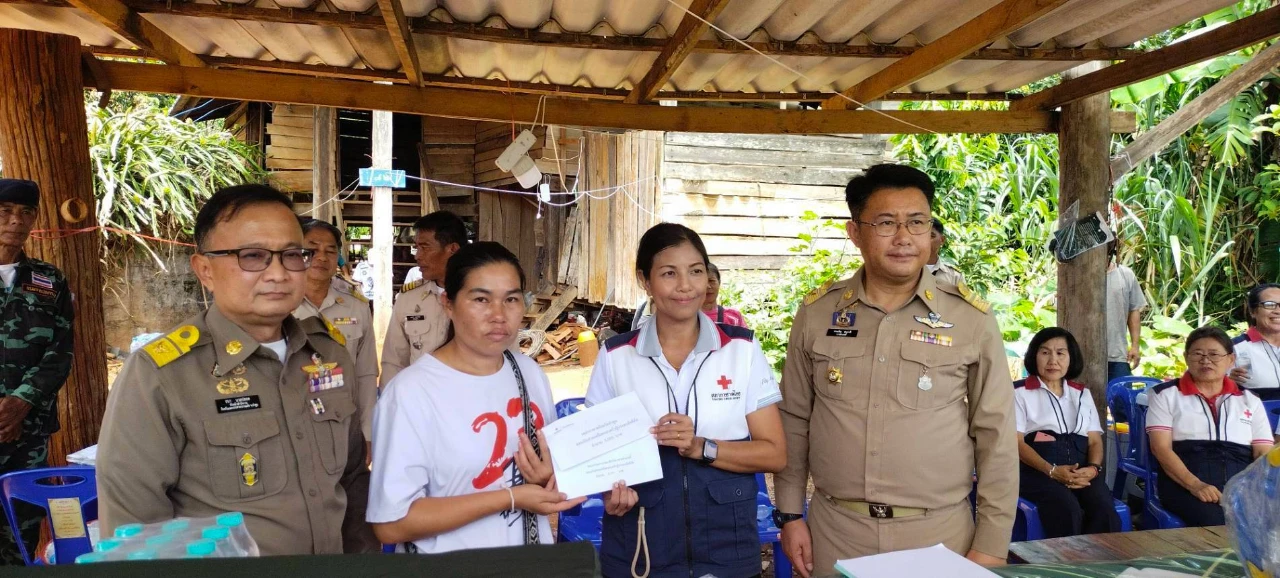 มอบเงิน สิ่งของอุปโภค บริโภค และพูดคุยให้กำลังใจพร้อมแจ้งแนวทางการช่วยเหลือแก่ผู้ประภัยไฟไหม้บ้าน หมู่ที่ 7 ต.ศรีวิชัย