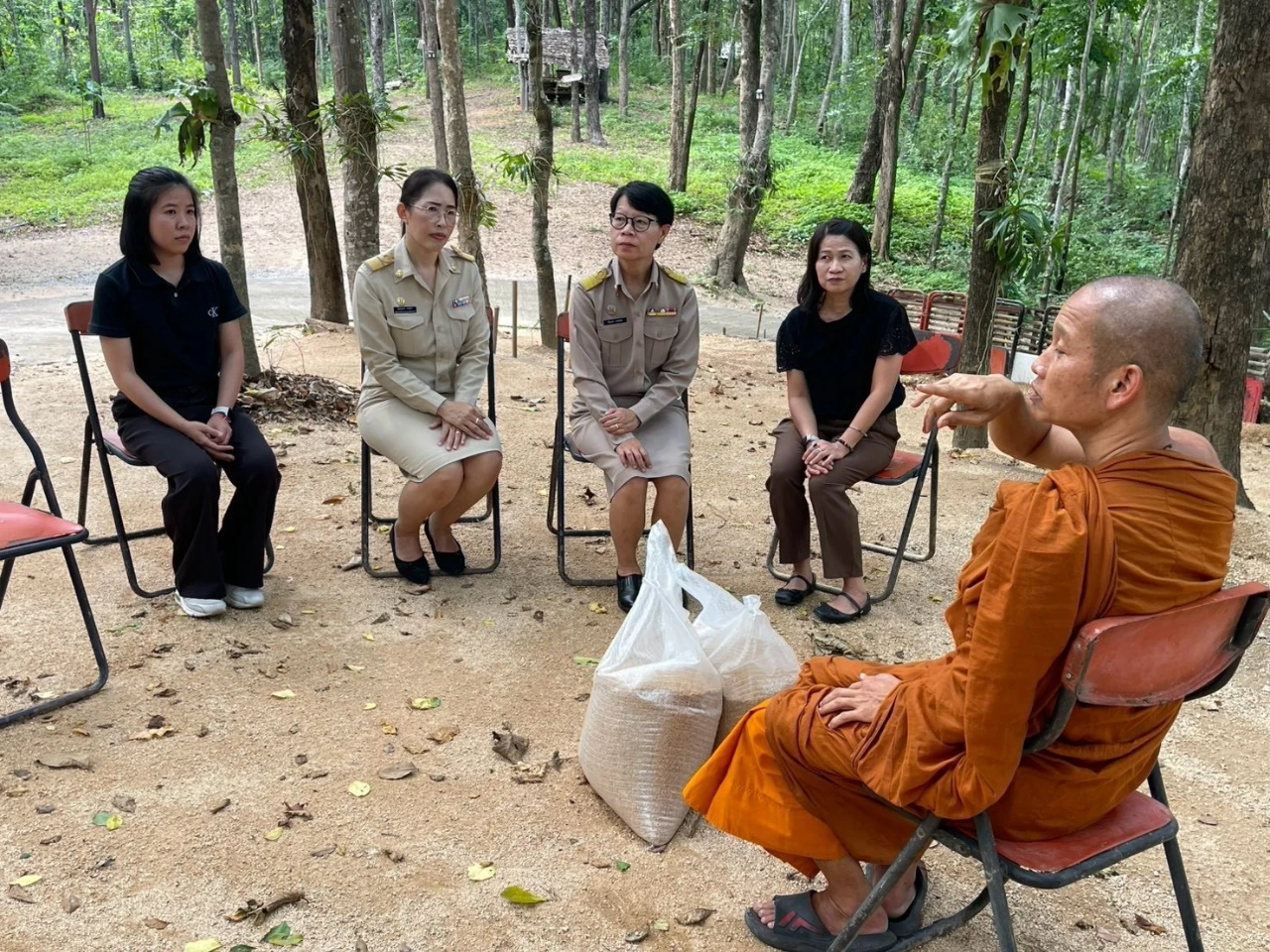 ปลัดเทศบาลตำบลศรีวิชัย หัวหน้าสำนักปลัดเทศบาล พร้อมด้วยเจ้าหน้าที่เทศบาล ร่วมสมทบซื้ออาหารให้กับนกยูง ณ พุทธสถานดอยม่อนธาตุ บ้านแม่ป้อกใน